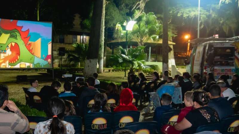 Cinema movido a energia solar realiza exibição de filmes em Bauru neste sábado (18) O CineSolar, o primeiro cinema itinerante movido a energia solar do Brasil, chega a Bauru com atividades culturais gratuitas para a população.