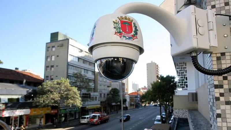 36% dos brasileiros aprovam uso de câmeras para melhorar segurança pública 36% dos brasileiros consideram a implantação de câmeras de monitoramento integradas às centrais de polícia, a principal saída para a segurança pública.